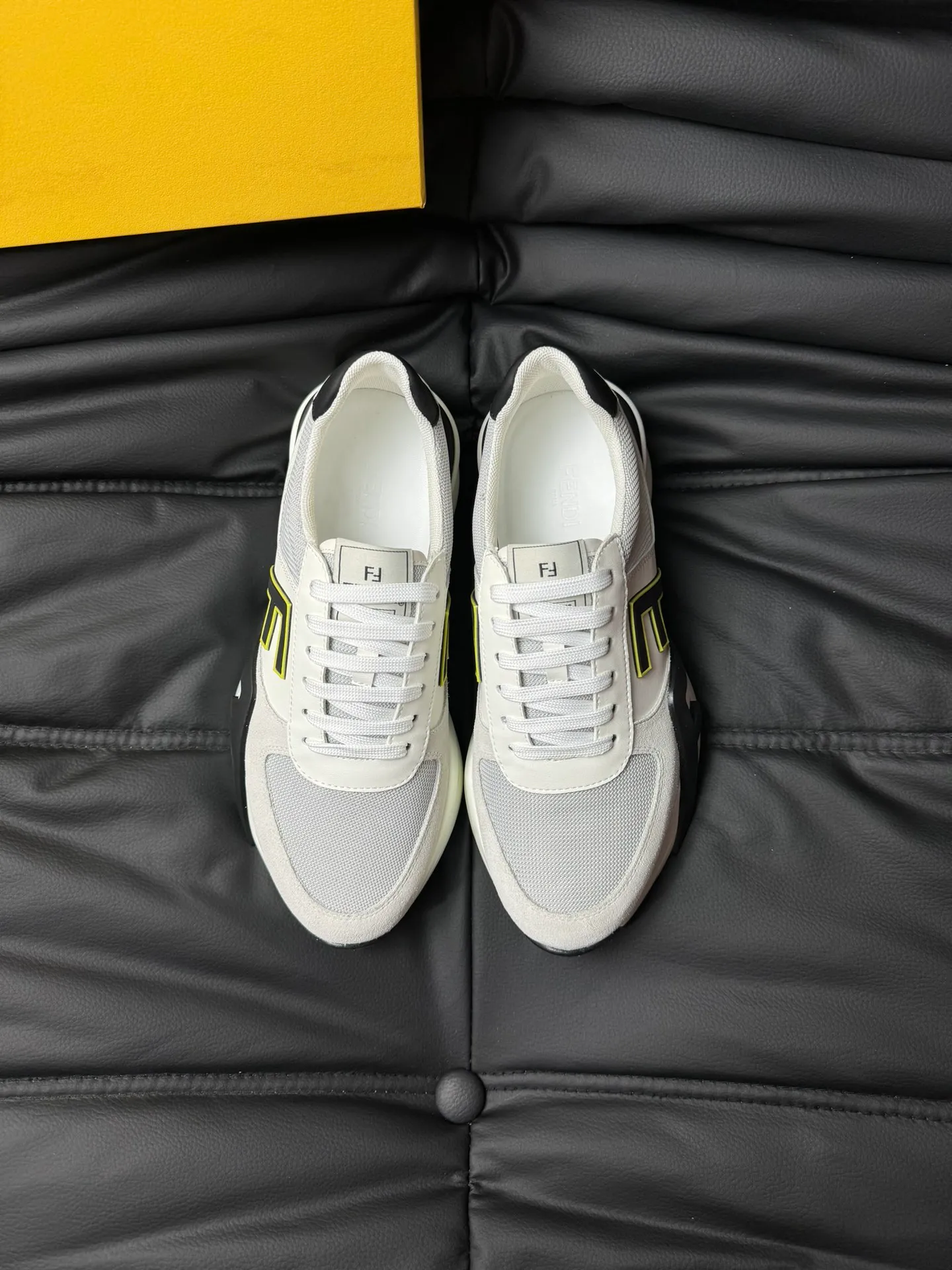 P500 FENDI/FENDI men's new lace-up sports shoes are shipped. They adopt the popular version design in recent years and have a fashionable appearance. Made of high-tech fabrics and suede leather, with Framilon inlays, the shoe body is matched with simple colors, and it looks great on the feet. Diagonally F-shaped three-dimensional corrugated rubber sole, with a 3D style running through the heel. The tongue and sides are decorated with screen-printed FENDI words to interpret the brand style. Paired with fabric lining and foot pads, your feet are comfortable, breathable and full of fashion!